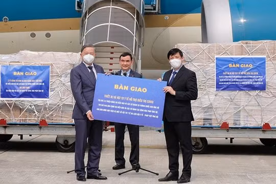 Bộ trưởng Bộ Y tế Nguyễn Thanh Long nhận vật tư, trang thiết bị y tế hỗ trợ điều trị COVID-19 của kiều bào Anh, Pháp (Ảnh - BYT) 