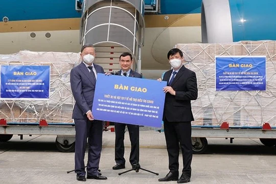 Bộ trưởng Bộ Y tế Nguyễn Thanh Long nhận vật tư, trang thiết bị y tế hỗ trợ điều trị COVID-19 của kiều bào Anh, Pháp (Ảnh - BYT) 