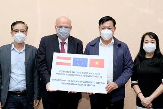 Thứ trưởng Bộ Y tế Đỗ Xuân Tuyên nhận thêm 500.000 liều vaccine COVID-19 AstraZeneca do Chính phủ Áo trao tặng (Ảnh - Trần Minh) 