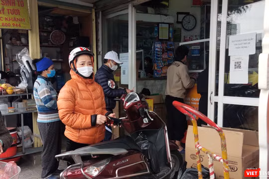Người dân lo lắng xếp hàng mua thuốc về cho gia đình (Ảnh - Minh Thuý) 