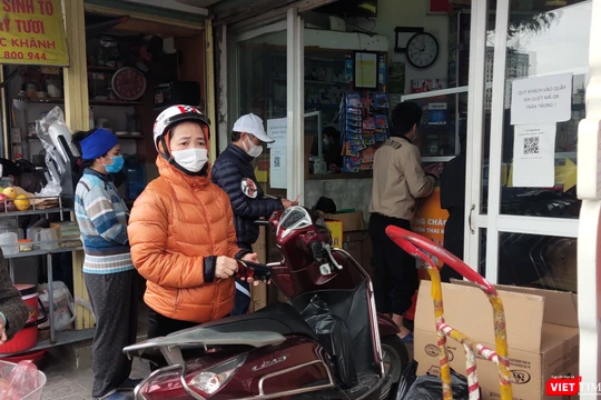 Người dân lo lắng xếp hàng mua thuốc về cho gia đình (Ảnh - Minh Thuý) 