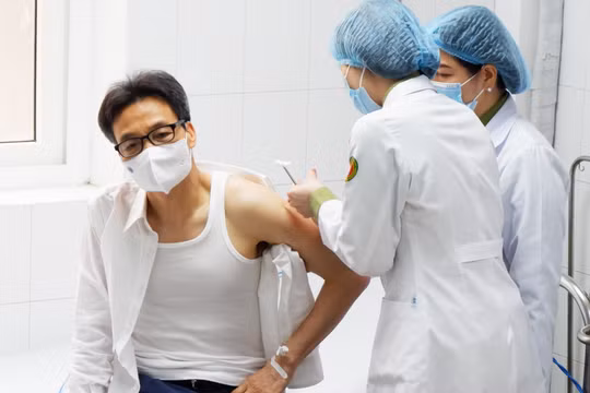 Phó Thủ tướng Vũ Đức Đam tiêm thử nghiệm vaccine phòng COVID-19 Nanocovax (Ảnh - Minh Khôi) 