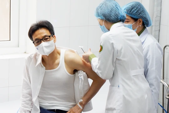Phó Thủ tướng Vũ Đức Đam tiêm thử nghiệm vaccine phòng COVID-19 Nanocovax (Ảnh - Minh Khôi) 