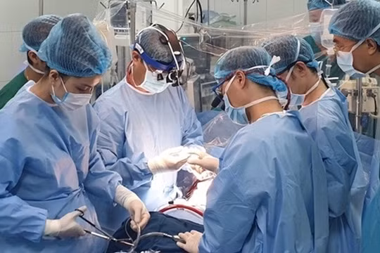 Các bác sĩ của Bệnh viện phẫu thuật cho 2 bệnh nhi.