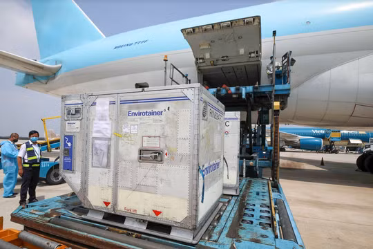 Gần 600.000 liều vaccine phòng COVID-19 của AstraZeneca về đến sân bay Tân Sơn Nhất (TP. HCM) (Ảnh - VNVC)