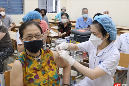 Người cao tuổi tiêm vaccine COVID-19 (Ảnh - Minh Thuý) 