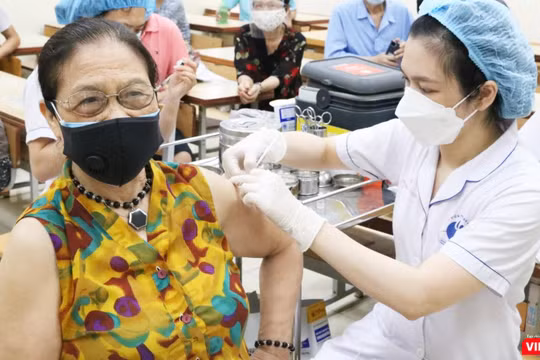 Người cao tuổi được tiêm vaccine phòng COVID-19 (Ảnh - Minh Thuý) 