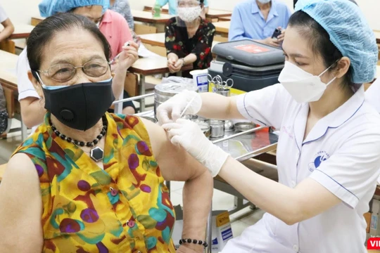 Người cao tuổi được tiêm vaccine COVID-19 (Ảnh - Minh Thuý) 