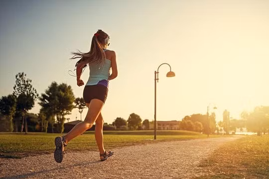 Tập thể dục mang lại nhiều lợi ích cho sức khoẻ (Ảnh minh hoạ) 