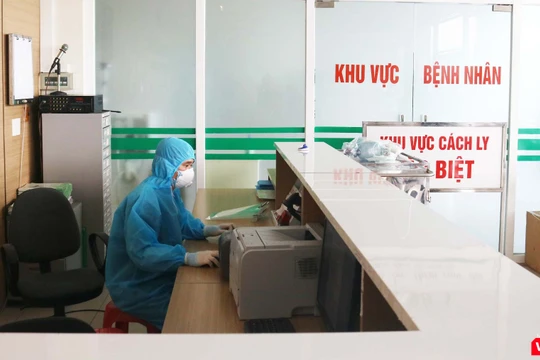 Bác sĩ trực ở khu vực cách ly phòng COVID-19 (Ảnh - Minh Thuý) 