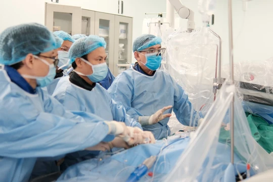 Bác sĩ Viện Tim mạch thực hiện kỹ thuật thay van động mạch chủ qua da cho bệnh nhân (Ảnh - BVCC) 