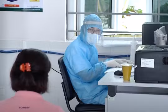 Nhân viên y tế thăm hỏi sức khoẻ người bệnh (Ảnh - SYT) 