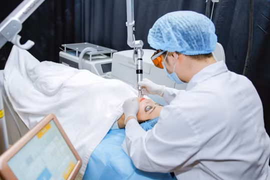 Bác sĩ chăm sóc da cho bệnh nhân (Ảnh: Bệnh viện Da liễu Trung ương) 