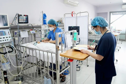 Bác sĩ chăm sóc cho trẻ tại BV (Ảnh - BVCC)