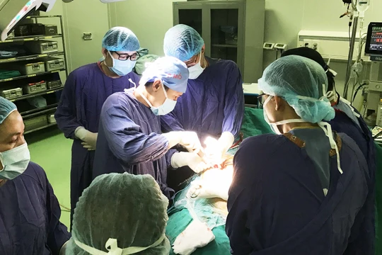 Các bác sĩ phẫu thuật tiến hành thay khớp háng thế hệ mới cho anh N.V.T. (Ảnh: Bệnh viện Hữu nghị Việt Đức). 