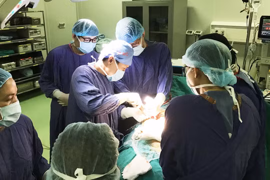 Các bác sĩ phẫu thuật tiến hành thay khớp háng thế hệ mới cho anh N.V.T. (Ảnh: Bệnh viện Hữu nghị Việt Đức). 