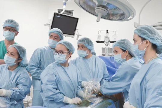 PGS. TS. Nguyễn Duy Ánh cùng ê kíp phẫu thuật cho sản phụ tại Bệnh viện Phụ sản Hà Nội (Ảnh: BV Phụ sản Hà Nội) 