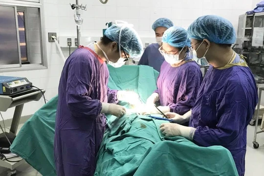 Các bác sĩ phẫu thuật loại bỏ vùng bị hoại tử ở dương vật cho bệnh nhân (Ảnh: BVCC) 