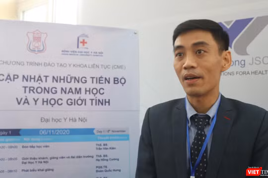TS. Nguyễn Hoài Bắc – Trưởng Khoa Nam học và Y học giới tính, Bệnh viện Đại học Y Hà Nội (Ảnh: Minh Thuý) 