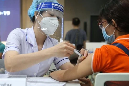 Trẻ được tiêm vaccine (Ảnh - UBND Q. Ba Đình) 