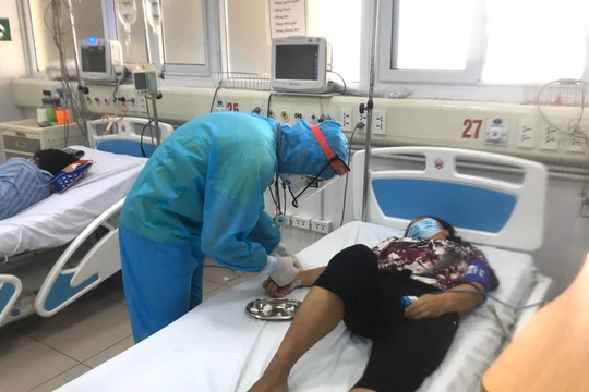 Bác sĩ chăm sóc cho bệnh nhân COVID-19 tại bệnh viện (Ảnh - Đặng Thanh) 
