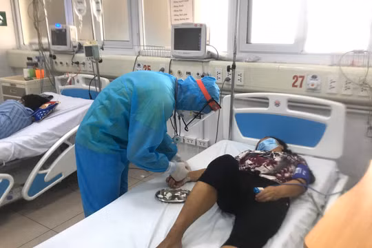 Bác sĩ chăm sóc cho bệnh nhân mắc COVID-19 nặng (Ảnh - Đặng Thanh) 
