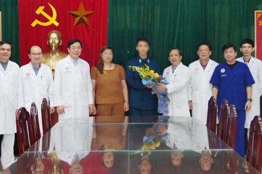 Bệnh viện Trung ương Quân đội 108 chúc mừng bệnh nhân ra viện. Ảnh: BVCC