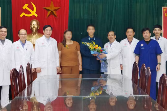 Bệnh viện Trung ương Quân đội 108 chúc mừng bệnh nhân ra viện. Ảnh: BVCC