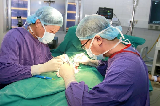 Các bác sĩ phẫu thuật cho thiếu niên 12 tuôie bị hoại tử tinh hoàn trái (Ảnh - BVCC) 