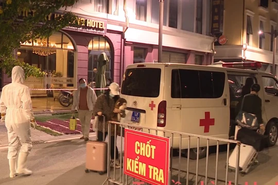 Chốt kiểm tra dịch COVID-19 ở khách sạn nơi gia đình du học sinh nhiễm virus SARS-CoV-2 ở (Ảnh: Cổng TTĐT TP. Hạ Long) 