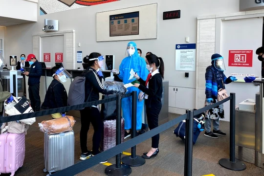 Người dân xếp hàng chờ lên máy bay (Ảnh - BYT) 