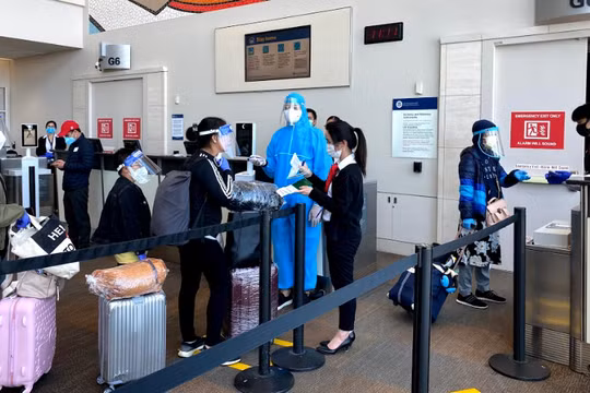 Người dân xếp hàng chờ lên máy bay (Ảnh - BYT) 