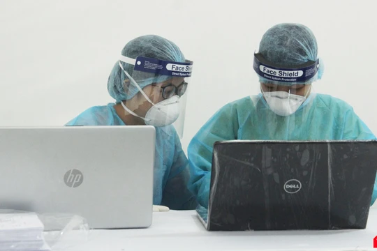 Nhân viên y tế làm ở trạm xét nghiệm COVID-19 (Ảnh: Minh Thuý) 