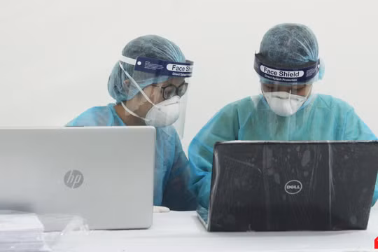 Nhân viên y tế làm ở trạm xét nghiệm COVID-19 (Ảnh: Minh Thuý) 