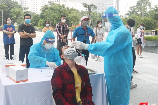 Nhân viên y tế lấy mẫu xét nghiệm COVID-19 cho người dân (Ảnh - Minh Thuý)