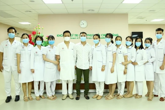 NSND Công Lý khoẻ mạnh trong ngày ra viện (Ảnh - BVCC) 