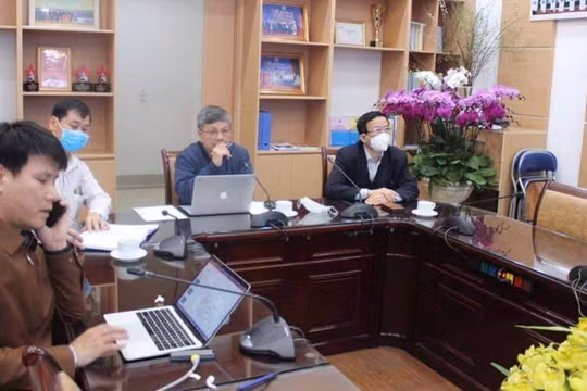 Tổ hội chẩn chuyên môn hội chẩn trực tuyến với các bệnh viện về bệnh nhân mắc COVID-19 nặng (Ảnh - BYT) 
