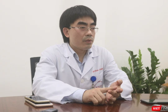 TS. BS. Vũ Minh Điền – Phó Giám đốc Trung tâm phòng, chống dịch, Bệnh viện Bệnh Nhiệt đới Trung ương (Ảnh - Minh Thuý) 