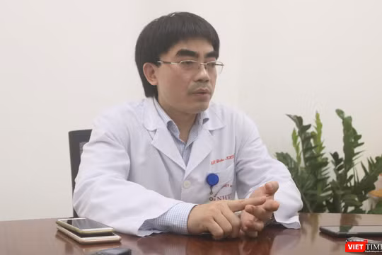 TS. BS. Vũ Minh Điền – Phó Giám đốc Trung tâm phòng, chống dịch, Bệnh viện Bệnh Nhiệt đới Trung ương (Ảnh - Minh Thuý) 