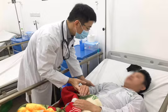 Bác sĩ chăm sóc bệnh nhân (Ảnh: BVCC) 