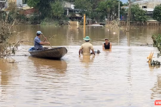 Người dân di chuyển bằng thuyền khi nước lũ dâng cao (Ảnh: Hồ Xuân Mai) 