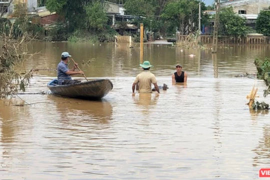 Người dân di chuyển bằng thuyền khi nước lũ dâng cao (Ảnh: Hồ Xuân Mai) 