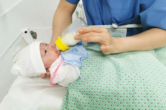 Bác sĩ chăm sóc cho bé sinh non bị suy hô hấp. Ảnh: Bệnh viện phụ sản Hà Nội 