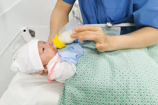 Bác sĩ chăm sóc cho bé sinh non bị suy hô hấp. Ảnh: Bệnh viện phụ sản Hà Nội 