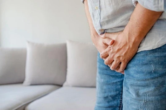 Tiểu máu sau mỗi lần lâm trận với vợ, quý ông hoang mang, lo lắng suốt 20 năm (Ảnh minh hoạ) 