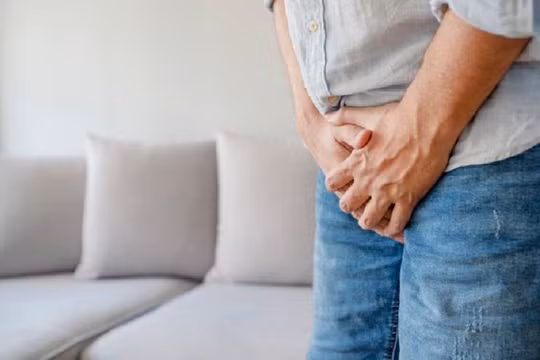 Tiểu máu sau mỗi lần lâm trận với vợ, quý ông hoang mang, lo lắng suốt 20 năm (Ảnh minh hoạ) 