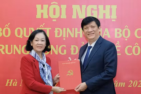 Trưởng Ban Tổ chức Trung ương Trương Thị Mai trao quyết định của Bộ Chính trị cho Bộ trưởng Bộ Y tế Nguyễn Thanh Long. (Ảnh: Trần Minh) 