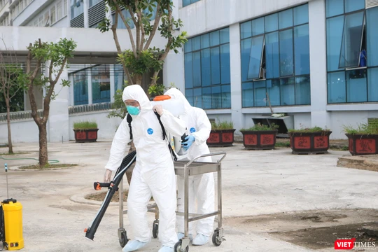 Nhân viên y tế chuẩn bị phun khử khuẩn (Ảnh - Minh Thuý) 