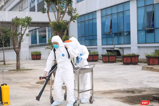 Nhân viên y tế chuẩn bị phun khử khuẩn (Ảnh - Minh Thuý) 