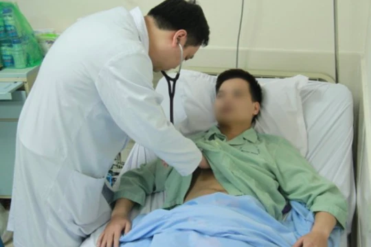 Bác sĩ chăm sóc cho bệnh nhân (Ảnh: BVCC)